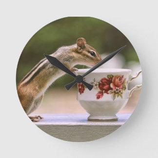 Reloj Redondo Mediano Imagen del Chipmunk con la taza de té de China