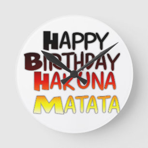 Reloj Redondo Mediano Impresión artística del cumpleaños Hakuna Matata