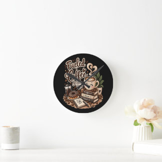 Reloj Redondo Mediano Impulsado por Café y Buenos Sentimientos – Adorado