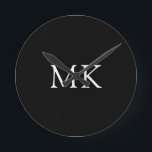 Reloj Redondo Mediano Iniciales monográficas personalizadas negro modern<br><div class="desc">Monograma Personalizado Inicializa El Reloj Negro Moderno. Un monograma inicial de dos letras mostrado en blanco clásico sobre negro en un diseño atemporal que disfrutará - sería un excelente regalo para el día del padre, cumpleaños, vacaciones, graduación, promoción o cualquier ocasión especial. Excelente para la decoración de la casa o...</div>