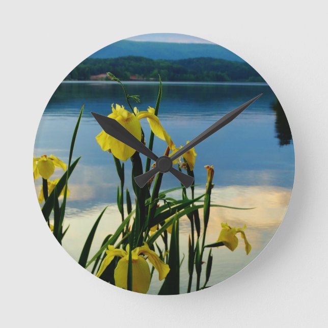 Reloj Redondo Mediano Iris amarillo en la orilla del lago (Anverso)