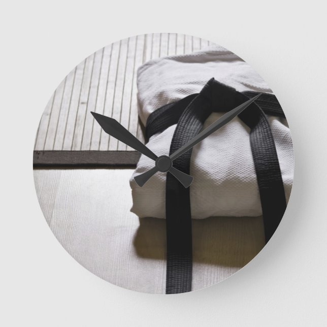 Reloj Redondo Mediano Judo Gi sobre la alfombra Tatami (Anverso)