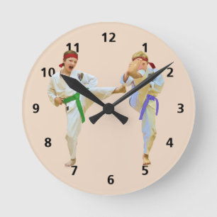Reloj Redondo Mediano Karate que golpea con el pie, personalizable