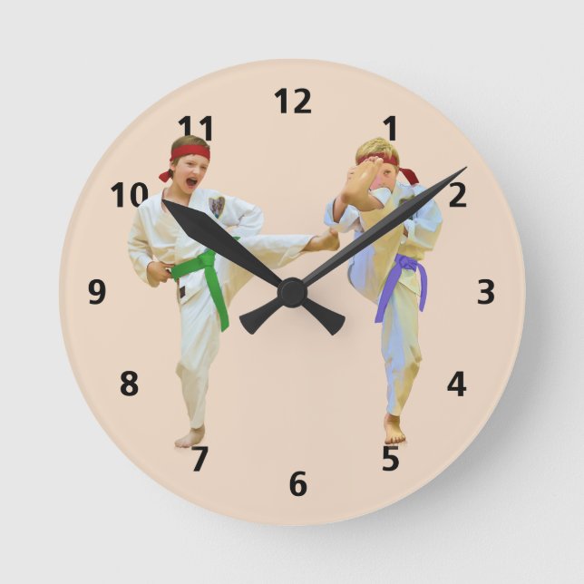 Reloj Redondo Mediano Karate que golpea con el pie, personalizable (Anverso)