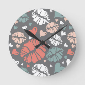 Reloj Redondo Mediano Kiss Print And Heart Pattern
