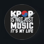 Reloj Redondo Mediano Kpop es mi gráfico de eslóganes de vida (oscuro)<br><div class="desc">Reloj de pared con la cita 'Kpop no es solo música,  es mi vida',  una gran declaración que representa a todos los fans dedicados de Kpop Disponible en diferentes colores y estilos.</div>