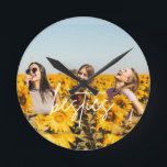 Reloj Redondo Mediano La amistad fotográfica mejor amigo Besties<br><div class="desc">Personalizado reloj de pared con tu foto favorita de ti y de tu(s) mejor(s) amigo(s)! Hace un lindo regalo de personalizado para tu mejor amigo y le agrega un toque de diversión a la decoración de tu habitación.</div>