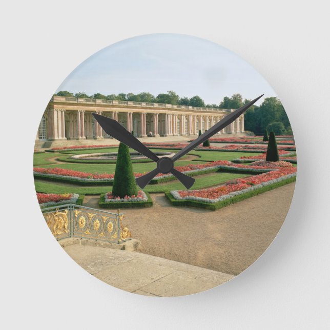 Reloj Redondo Mediano La fachada del jardín del Trianon magnífico, 1687 (Anverso)