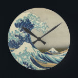 Reloj Redondo Mediano La gran ola de Kanagawa<br><div class="desc">La Gran Ola de Kanagawa La Gran Ola de Kanagawa, también conocida como La Gran Ola o simplemente La Ola, es una huella de madera del artista japonés Katsushika Hokusai. Ejemplo de arte ukiyo-e, fue publicado en algún momento entre 1830 y 1833 como el primero en la serie de Hokusai...</div>
