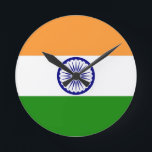 Reloj Redondo Mediano la India<br><div class="desc">Bandera de la India. La bandera nacional de la India es una bandera tricolora rectangular horizontal, del azafrán de la India, del blanco y del verde de la India; con el Ashok Chakra, 24 ruedas del rayo, en azules marinos en su centro. Fue adoptado en su actual forma durante una...</div>