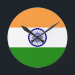 Reloj Redondo Mediano la India<br><div class="desc">Bandera de la India. La bandera nacional de la India es una bandera tricolora rectangular horizontal, del azafrán de la India, del blanco y del verde de la India; con el Ashok Chakra, 24 ruedas del rayo, en azules marinos en su centro. Fue adoptado en su actual forma durante una...</div>