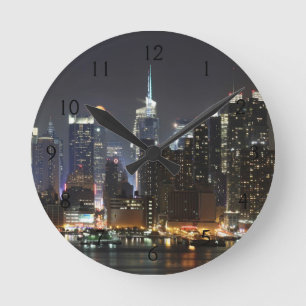 Reloj Redondo Mediano La luna sube sobre el Midtown Nueva York.