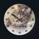Reloj Redondo Mediano La pintura de gato imprime la foto del marco perso<br><div class="desc">Los gatos dejan huellas de pata en tu corazón. Muestra tu foto de gato favorito con este hermoso diseño de reloj personalizado perfecto para el mejor gato de mamá/papá del mundo.</div>