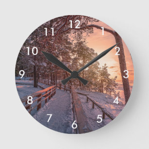 Reloj Redondo Mediano La puesta de sol del invierno en un bosque de pino