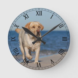 Reloj Redondo Mediano Labrador retriever amarillo en la playa