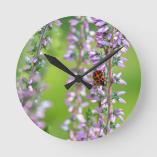Reloj Redondo Mediano Ladybird auf lila Blume -