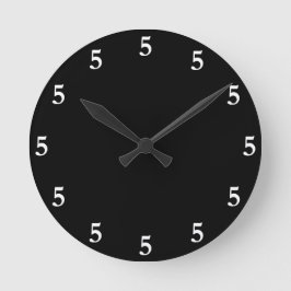 Reloj Redondo Mediano Las Cinco en Blanco Alguna Parte en Negro
