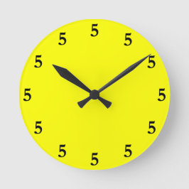 Reloj Redondo Mediano Las cinco negras en algún lugar sobre amarillo