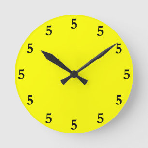 Reloj Redondo Mediano Las cinco negras en algún lugar sobre amarillo