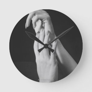 Reloj Redondo Mediano Las manos de la mujer