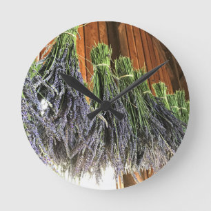 Reloj Redondo Mediano Lavanda colgando en un granero