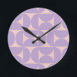 Reloj Redondo Mediano Lavanda de diseño moderno de mediados del siglo<br><div class="desc">Patrón moderno retro de mediados de siglo - Formas geométricas abstractas - Patrón Minimalista en lavanda / púrpura / lila y beige.</div>