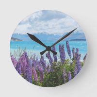 lavanda en la orilla del lago