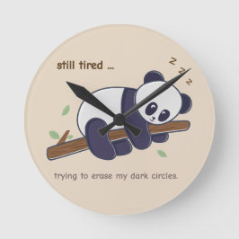 Reloj Redondo Mediano Lazy Panda Quote – Aún Cansado y Ojeras