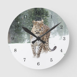 Reloj Redondo Mediano Leopardo salvaje en la nieve
