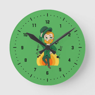 Reloj Redondo Mediano Leprechaun bailando, personalizado de San Patricio