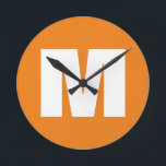 Reloj Redondo Mediano Letra inicial monograma estilo moderno Naranja bla<br><div class="desc">¿Desea poseer un producto con las iniciales de su nombre? Es muy sencillo,  estético y atractivo.</div>