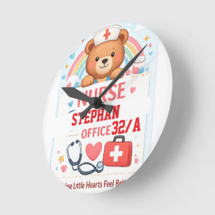 Reloj Redondo Mediano Letrero de oso enfermera personalizado, Esc