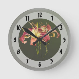 Reloj Redondo Mediano Lilies De Color Rosa Oscuro Con Centros Amarillos