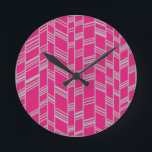 Reloj Redondo Mediano Líneas Art Deco de Fuchsia<br><div class="desc">Este reloj tiene un diseño art deco de líneas verticales grises con líneas diagonales grises que las conectan en un campo de fucsia.</div>