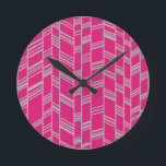 Reloj Redondo Mediano Líneas Art Deco de Fuchsia<br><div class="desc">Este reloj tiene un diseño art deco de líneas verticales grises con líneas diagonales grises que las conectan en un campo de fucsia.</div>
