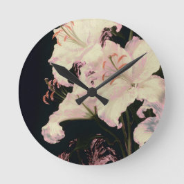 Reloj Redondo Mediano Lirios Blancos Elegantes sobre Fondo Negro Floral