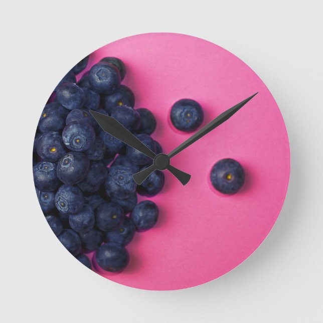 Reloj Redondo Mediano Little Blueberries Happy Pink Background - Fruit P (Anverso)