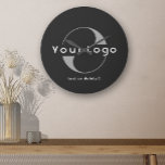Reloj Redondo Mediano Logo de Black Business Muro de la marca Minimal<br><div class="desc">Reloj de pared personalizado con un diseño sencillo y mínimo. Añade tu logotipo y texto.</div>