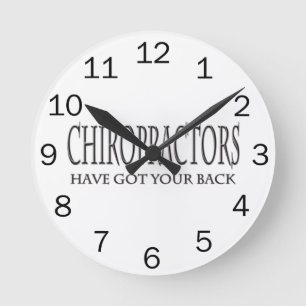 Reloj Redondo Mediano Los Chiropractors tienen su parte posterior