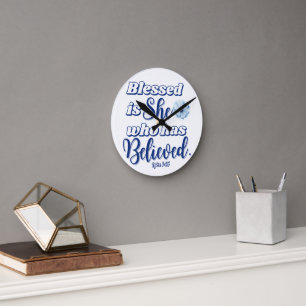 Reloj Redondo Mediano Luke 1:45 Blessed es quien ha creído en la flor az