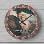 Reloj Redondo Mediano Madera de guión de foto de boda moderna rústica pe<br><div class="desc">Reloj de pared de foto de boda moderna rústica con un diseño de guión escrito a mano romántico y hermoso, sus nombres personalizados y foto favorita. Gran regalo para recién casados, aniversario o día de San Valentín. El fondo de panel de madera oscura de estilo granja texturizado lo convierte en...</div>
