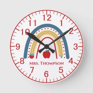 Reloj Redondo Mediano Maestra personalizada en el arcoiris de Apple