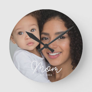 Reloj Redondo Mediano Mamá Estableció Foto Moderna en Blanco y Letra Scr