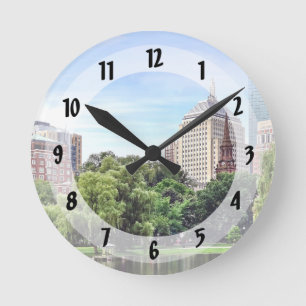 Reloj Redondo Mediano Mamáes de Boston - Vista desde el jardín público d