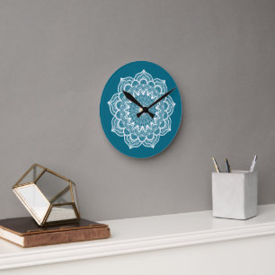 Reloj Redondo Mediano Mandala blanco sobre fondo azul