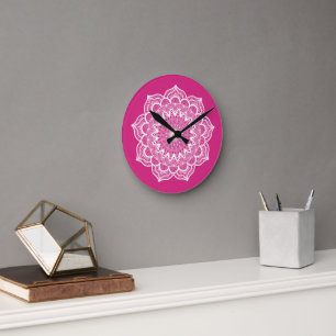 Reloj Redondo Mediano Mandalá blanco sobre fondo rosa