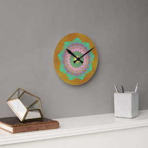 Reloj Redondo Mediano Mandalá Colorido sobre Fondo Dorado