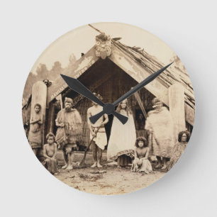 Reloj Redondo Mediano Maori Family, New Zealand, c.1880s (albumen print)