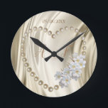 Reloj Redondo Mediano Marfil, verde, azul, dorado, seda y perlas<br><div class="desc">Marfil,  verde,  azul o dorado de seda y Perlas decoradas con la de la Tuberea mexicana. Son flores blancas de cera que tienen una fragancia rica y seductora. para un regalo de impulso.</div>