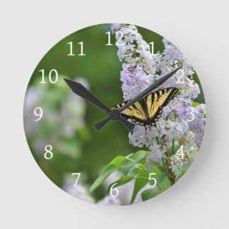 Reloj Redondo Mediano Mariposa Amarilla en Árbol de Lilas